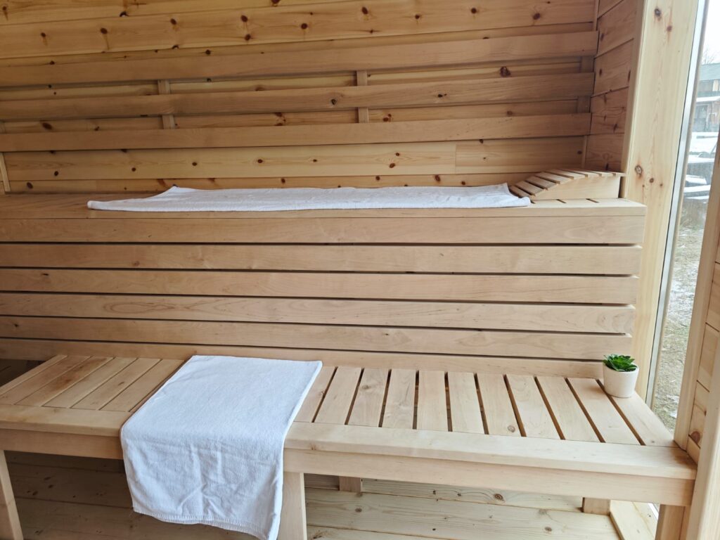Wnętrze sauny w dzień nad jeziorem semlińskim