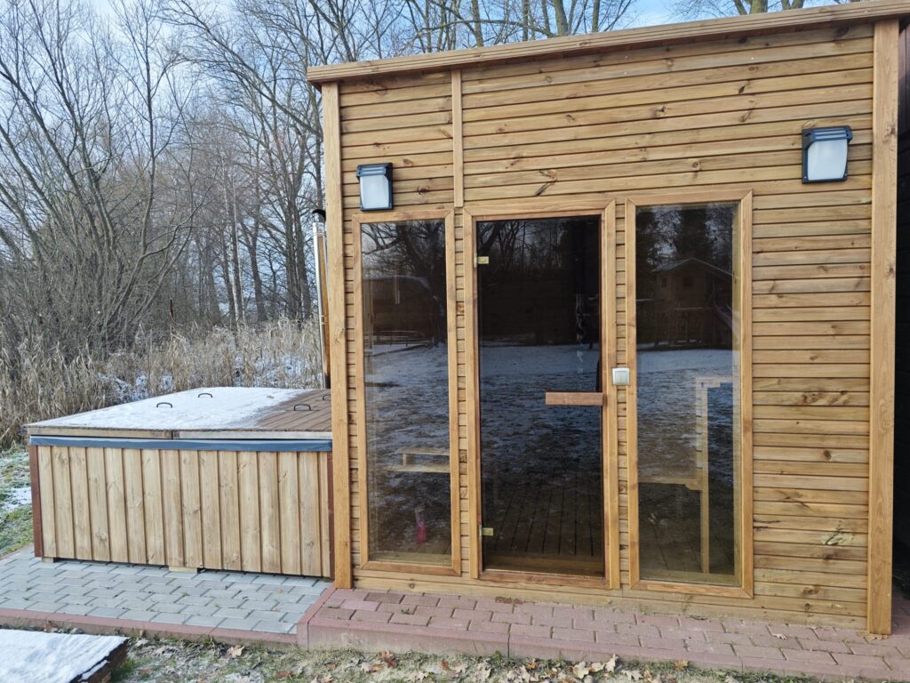 Sauna na zewnątrz w dzień nad jeziorem semlińskim