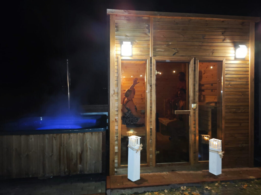 Wieczorny pobyt w saunie i jaccuzi nad jeziorem semlińskim