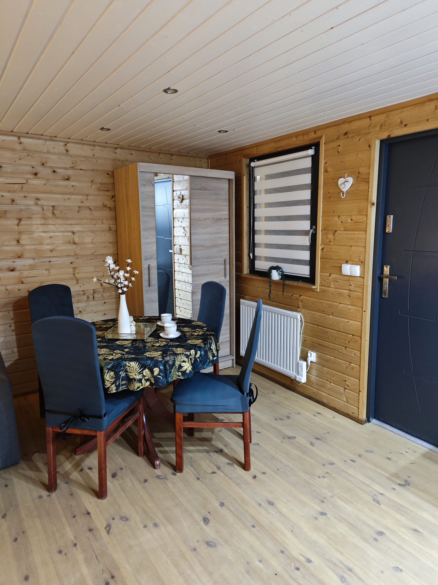 Stolik w domku 6 osobowym nad jeziorem semlińskim