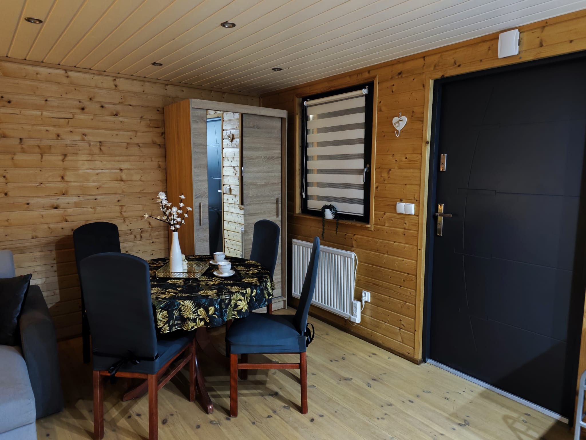 Stolik w domku 6 osobowym nad jeziorem semlińskim