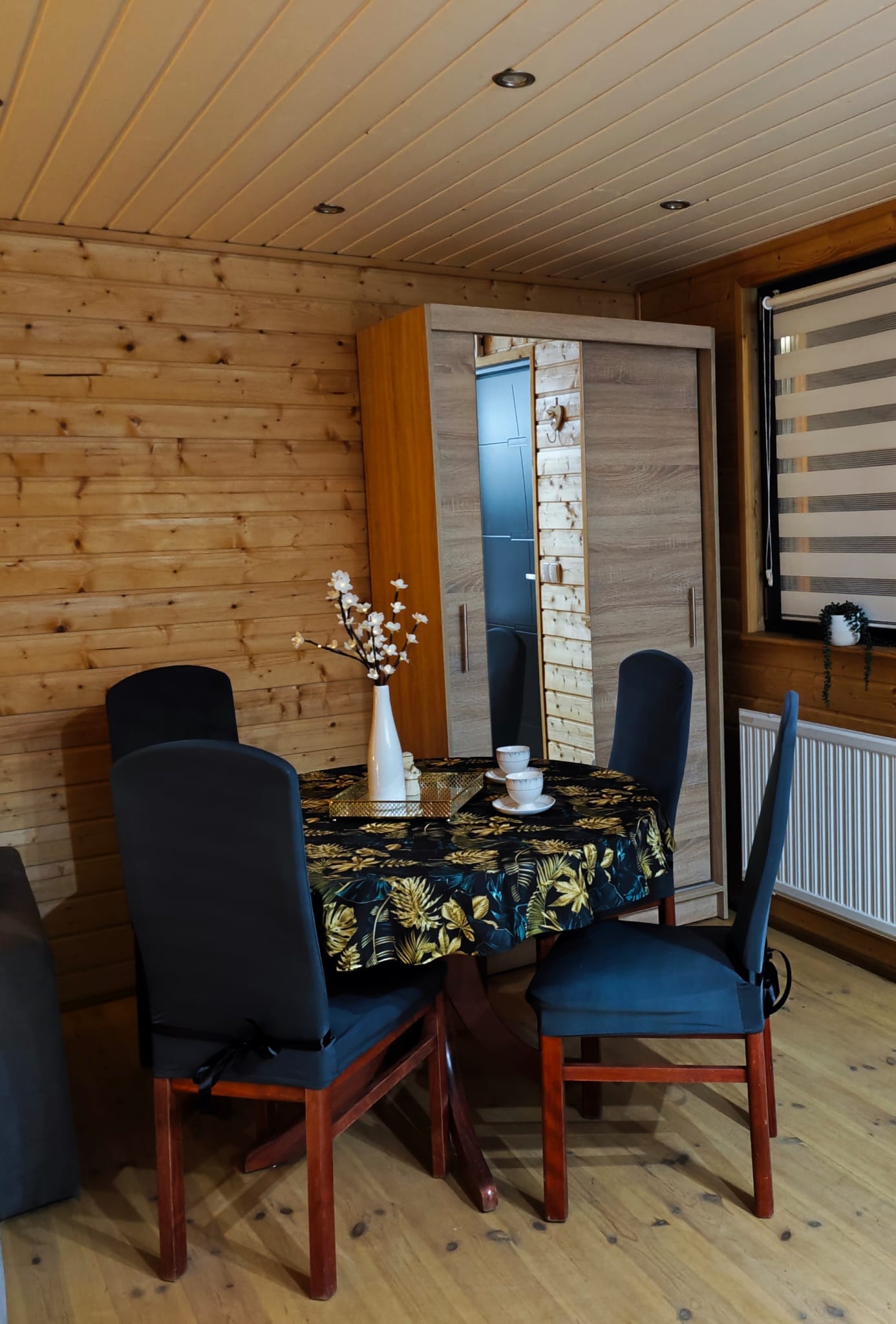 Stolik w domku 6 osobowym nad jeziorem semlińskim