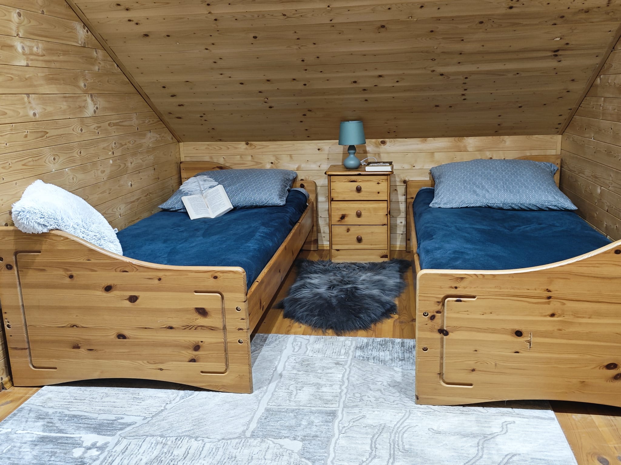 2 łóżka jednoosobowe w domku 6 osobowym nad jeziorem semlińskim